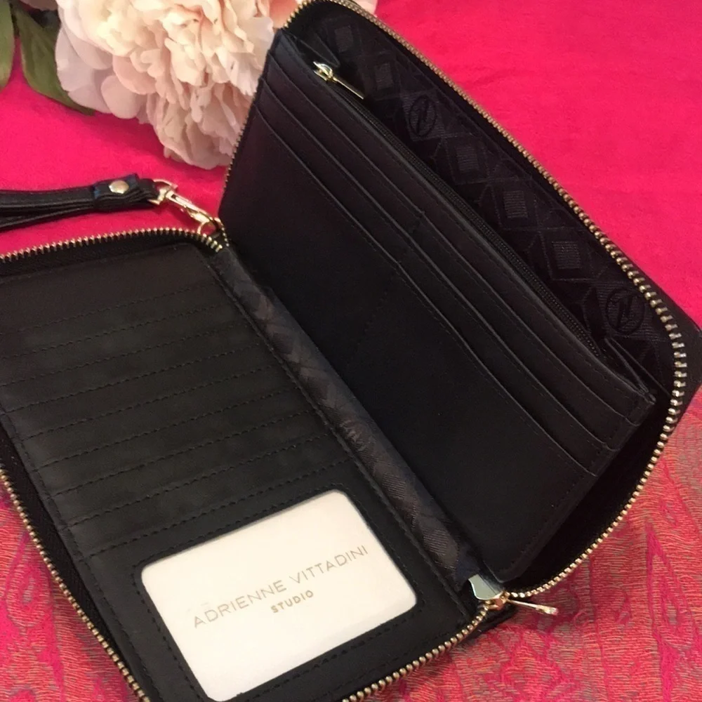NWOT Adrianne Vittadini Black Wristlet